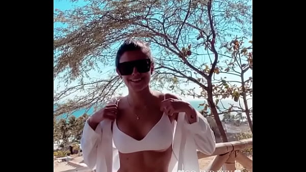 Sensual Chica En Bikini Modelando En La Playa