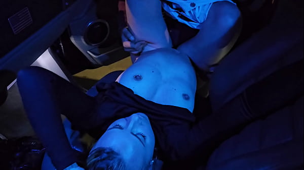 Je suce deux grosses queues dans un HUMMER et m...