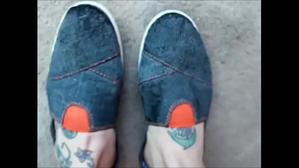 thumb deep toe wiggling