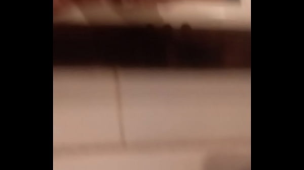 Paja en el baño frente al espejo