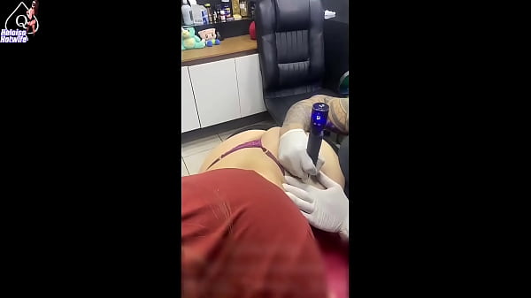 Fez sexo na cabine da casa de swing, e levou gozada nos peitinhos