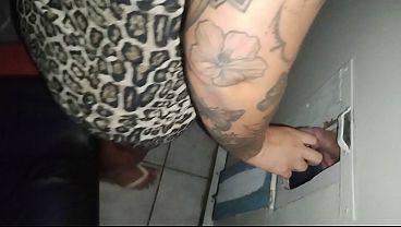 Ruiva casada entra no gloryholi na casa de swing e chupa pica at&eacute; levar gozada na cara