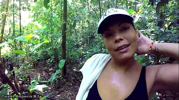 Download Video - ERA PRA SER APENAS UMA TRILHA E ACABOU VIRANDO PUTARIA TOTAL COM MUITA PORRA NA BOCA FUDENDO COM O MARIDO E O AMIGO DELE NO MEIO DO MATO