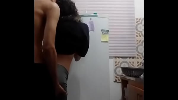 Peguei minha namorada novinha na cozinha e goze...