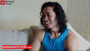 Masajista asiático musculoso y de gran pene seduce a su esposa filipina rubia después de un masaje con aceite.
                   Masajista asiático musculoso y de gran pene seduce a su esposa filipina rubia después de un masaje con aceite. muchos negros