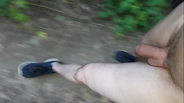 Passeggiando nudo all'aperto