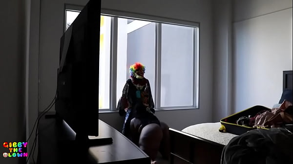 BBW hotel maid giving me head on her 15min break