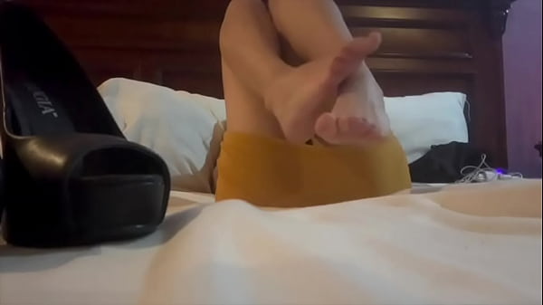 HOW NICE I MASTURBATE, DO YOU LIKE MY HEELS?