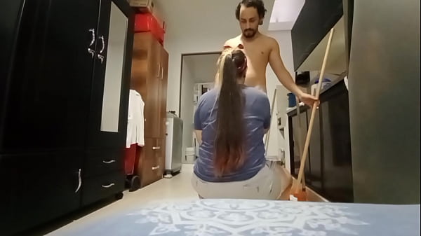 Download Video - INCRE&Iacute;BLE&excl; mi tiastra entr&oacute; a la casa cuando estaba haciendo aseo desnudo y cay&oacute; en la trampa&period; Lo que ella no sab&iacute;a es que la estaba grabando