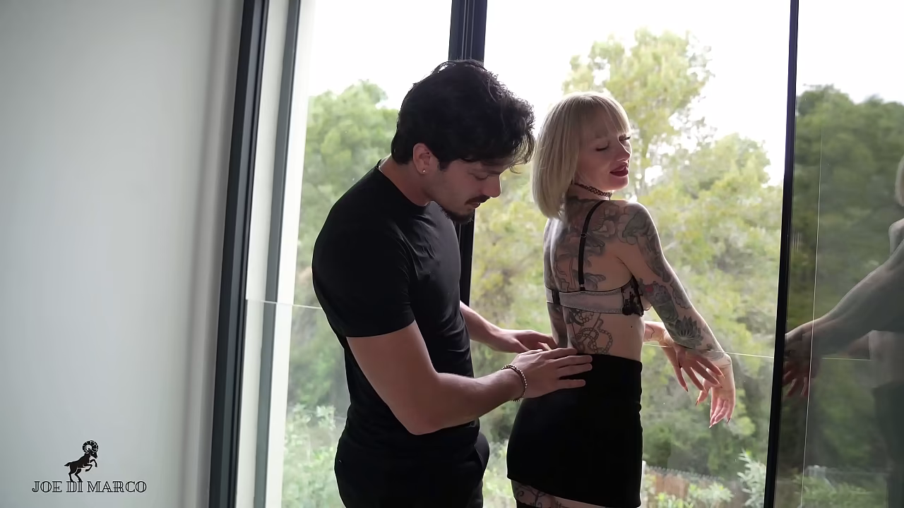 Hailey espera que Joe le folle el coño en un hotel