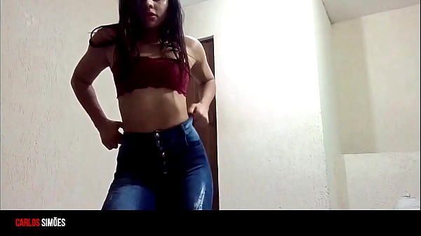 HOT GIRL SHOWING HER BODY