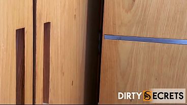 彼女が僕が自慰をしているところを目撃し、僕が童貞を捨てる時が来たと決めた。