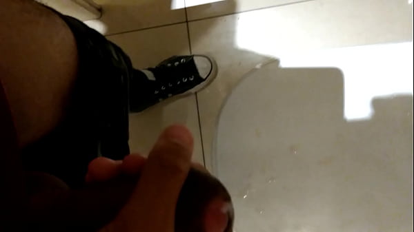 Novinho batendo punheta