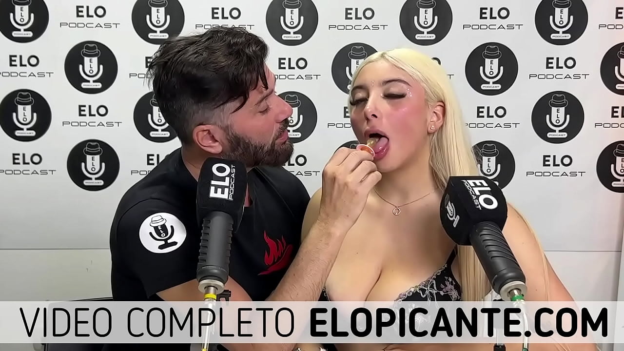 LORE SOFIA CUENTA COMO LE GUSTA QUE LE CHUPEN LAS TETAS
                    elo picante elo podcast cuarto picante lore sofia muchos negros