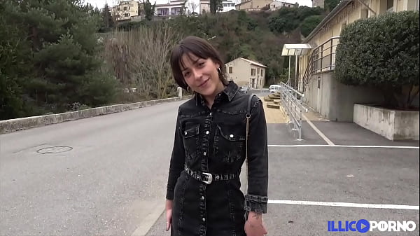 Download Video - Man&eacute;a&comma; 20 ans&comma; veut une bonne bite pour assouvir ses envies