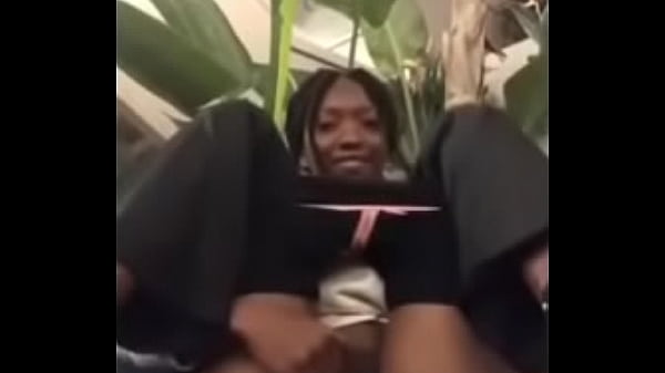 Fille Faisant Une Giclée Rapide