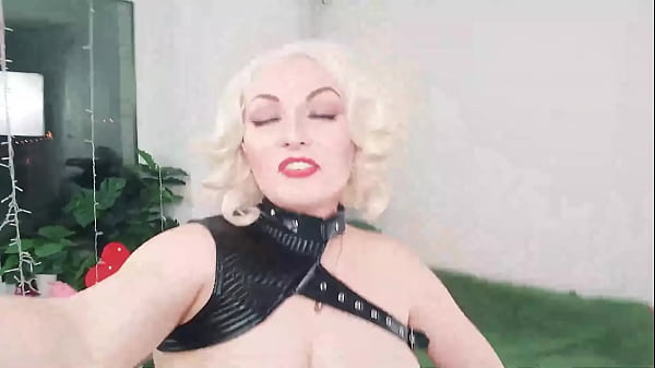 Kinky kisses hot