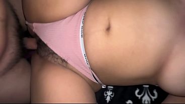 彼女は、子供たちが庭で遊んでいるときに私たちがセックスしているのを聞かないように、テレビの音量を上げるように言いました!!! 大きな尻のラテン系、毛深いおまんこ、ブルネットの売春婦!