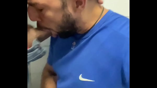 Trabalhadores fazendo fila para receber mamada ...