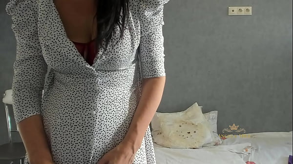 Sneaky MILF lures young lovers with her legs / Angela-MILF