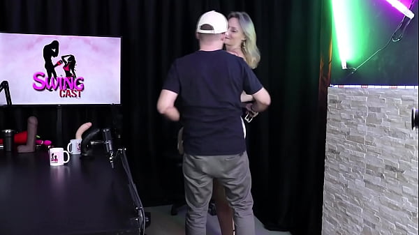 Download Video - Loira safada demonstra o seu boquete&comma; faz striper&comma; mostrando os peitos e a buceta&comma; al&eacute;m de deixar o marido pelado - Aline Fischborn e Fl&aacute;vio Paiva &lpar;SHEER&sol;RED&rpar;
