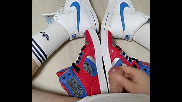 Chaud Twinky Sperme Dans Baskets