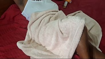 chica va a el acecho para conseguir el orgasmo de su vida y se da rico por el culito