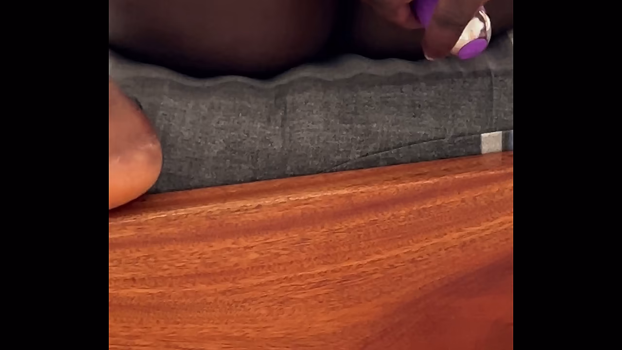 elle &eacute_carte ses jambes sur mon lit