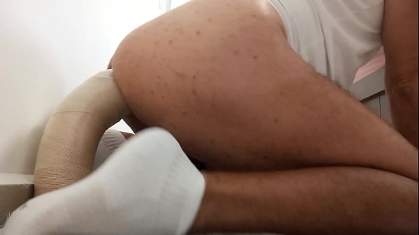 Adoro enterrar o consolo no fundo do meu cu,que...