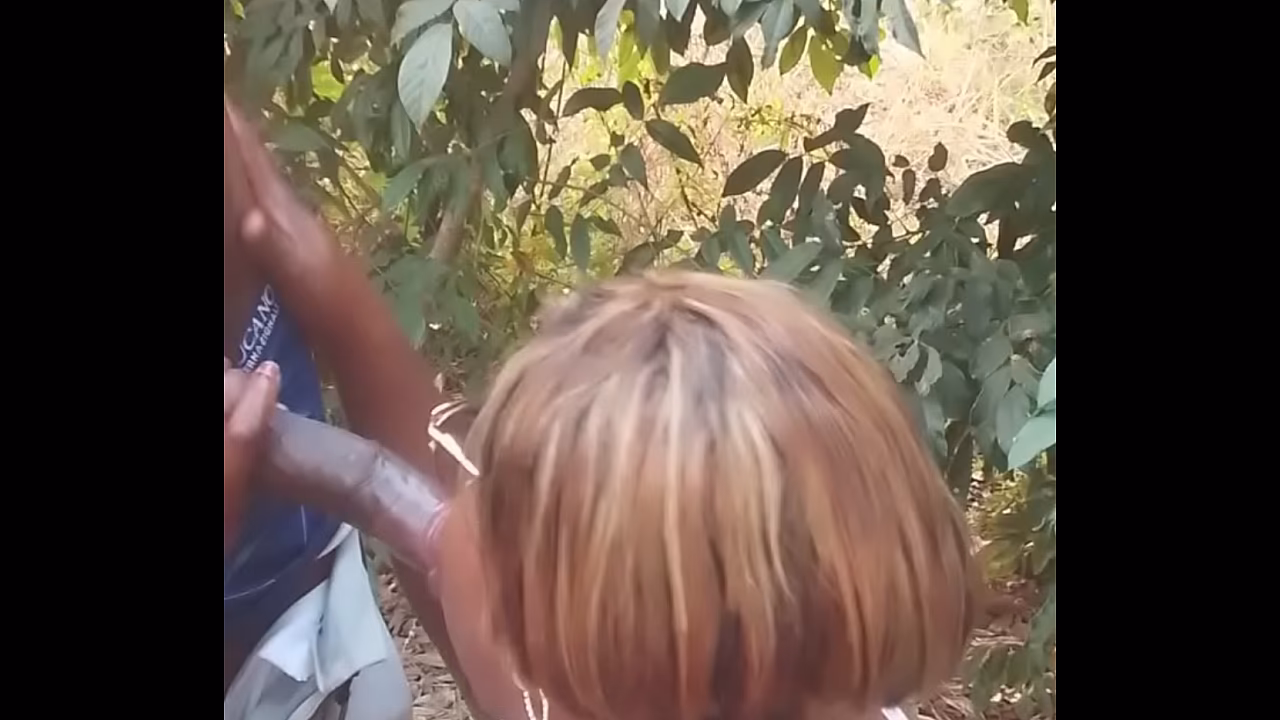 Mientras caminaba por un sendero en el bosque, me encontré con un joven con un pene enorme que me folló entre la hierba alta.
                    angolan muchos negros