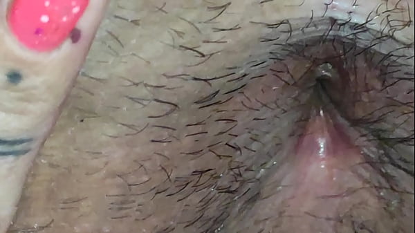 Mec&acirc;nico pauzudo arrombando rabo de boneca pauzuda