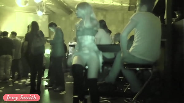 Upskirt Clignotant Dans Un Club Par Jeny Smith. Caméra Cachée