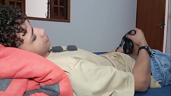 A mãe do meu padrasto me colocou pra arrumar a casa e eu comi ela