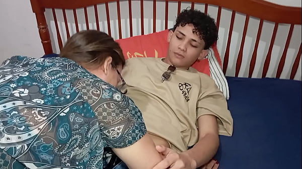 A mãe do meu padrasto me colocou pra arrumar a ...