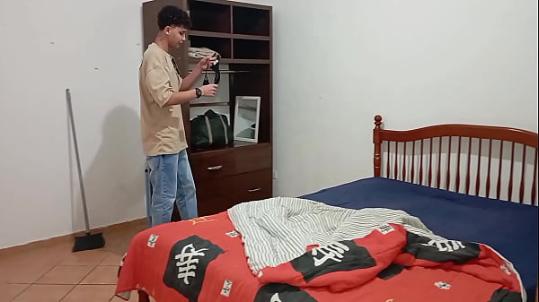A mãe do meu padrasto me colocou pra arrumar a casa e eu comi ela