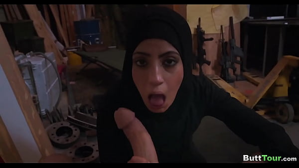 Une Arabe Sexy Suce Sa Bite