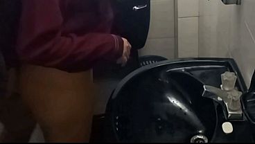 Download Video - ESTUDIANTES CAPTADOS FOLLANDO EN EL BA&Ntilde;O DE UNA ESCUELA PUBLICA