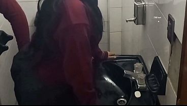 Download Video - ESTUDIANTES CAPTADOS FOLLANDO EN EL BA&Ntilde;O DE UNA ESCUELA PUBLICA