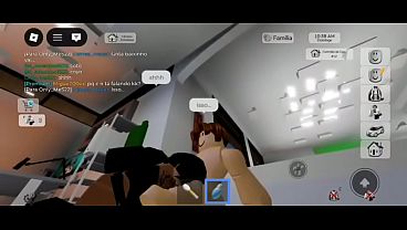 Mulher Gatuna bate na porta com frio e recebe u...