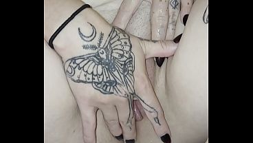 義理の兄と義理の妹がシャワーで自慰行為をする
