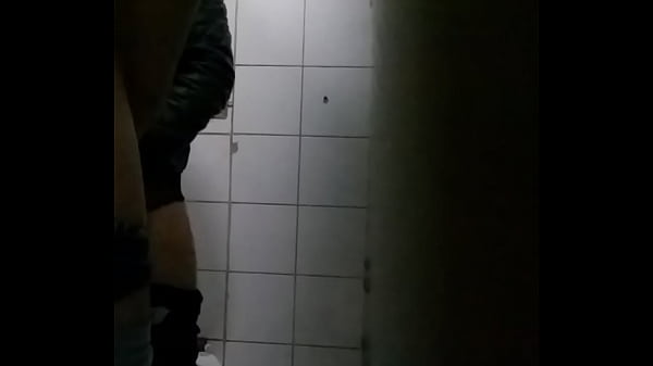 Carinha chupando o outro no banheirão