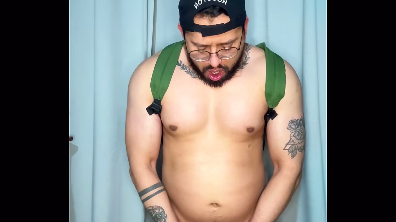 Chacal musculoso se masturba su vergota