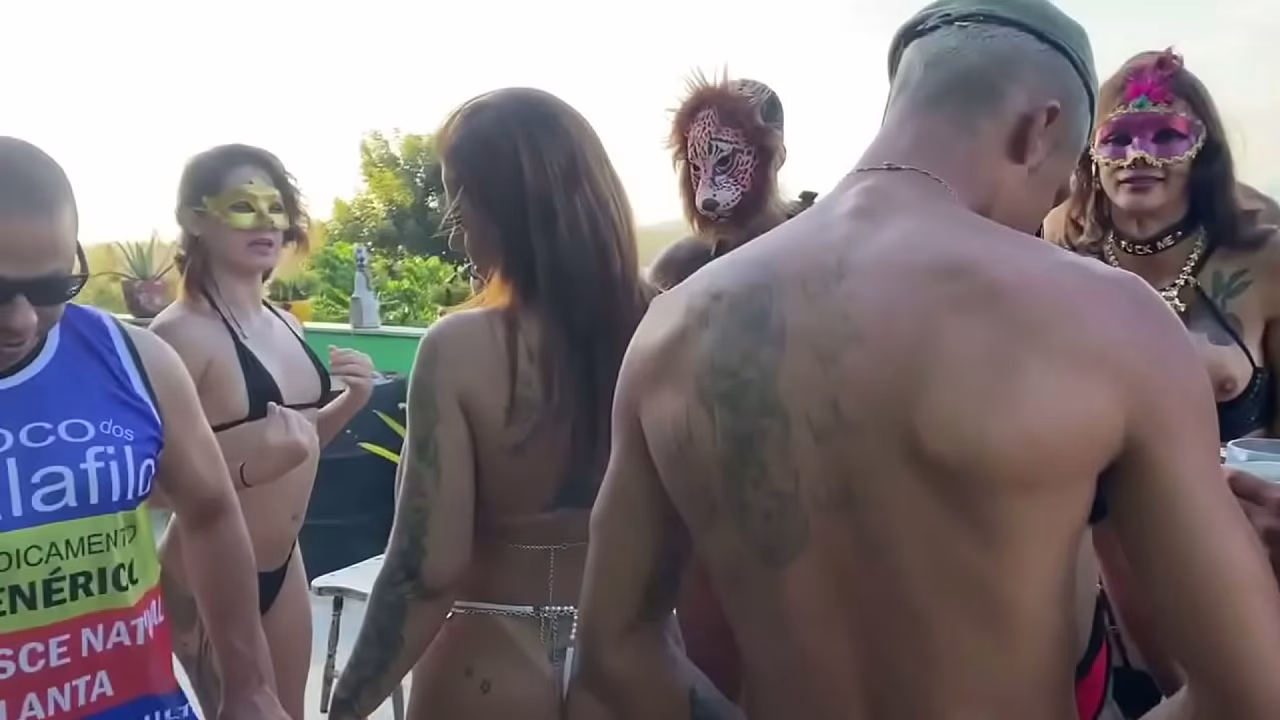 festinha na mans&atilde_o com amigos acaba virando suruba generalizada em pleno ceu aberto (COMPLETO NO RED)