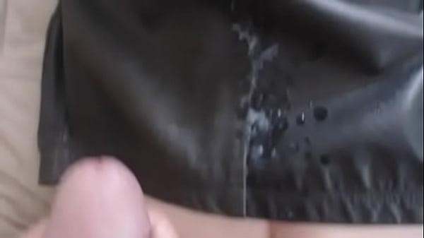 Download Video - Se hace una paja y le mancha con leche la campera de cuero a su mujer