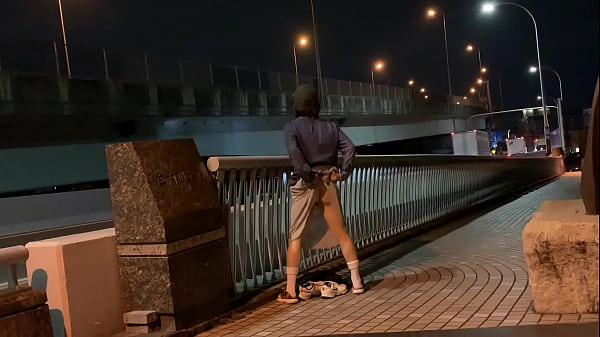 Download Video - 女装子まゆちゃんが橋の上でとうとう全裸になって開脚露出の横をトラックが通る