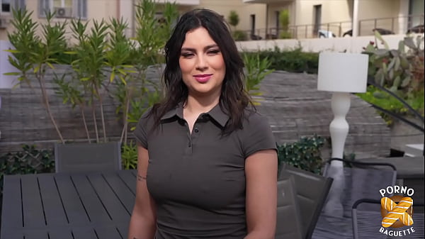 Download Video - Laury&comma; vraie chaudasse&comma; se fait soulever par deux gaillards