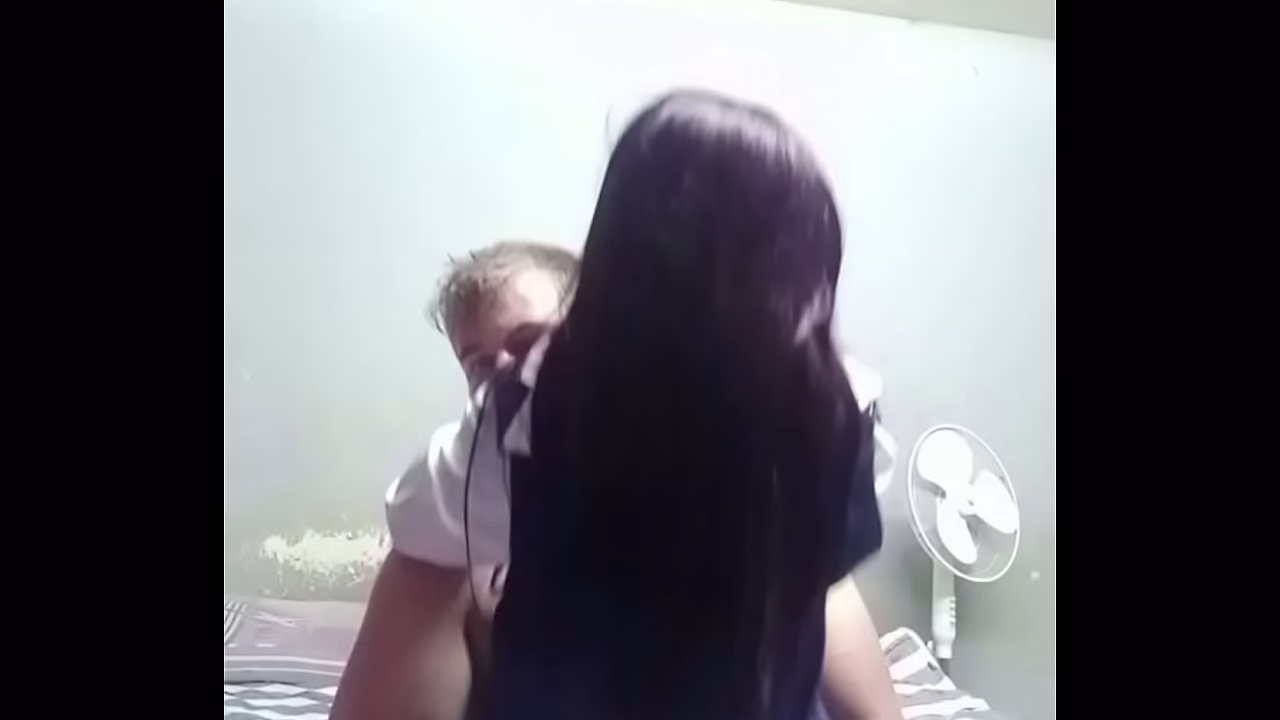 Una estudiante de 19 años monta a su padrastro como si fuera un caballo.