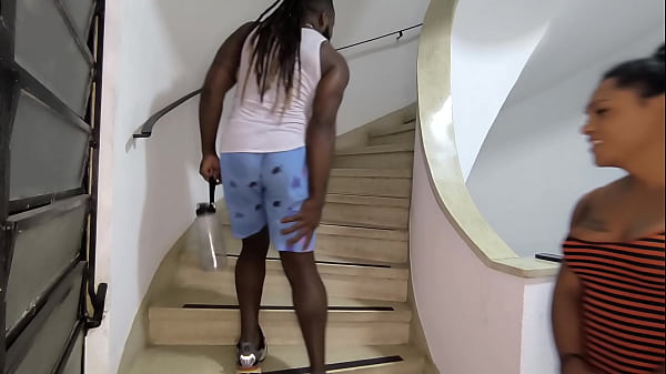 Negho dotado me pegou na escada do pr&eacute;dio