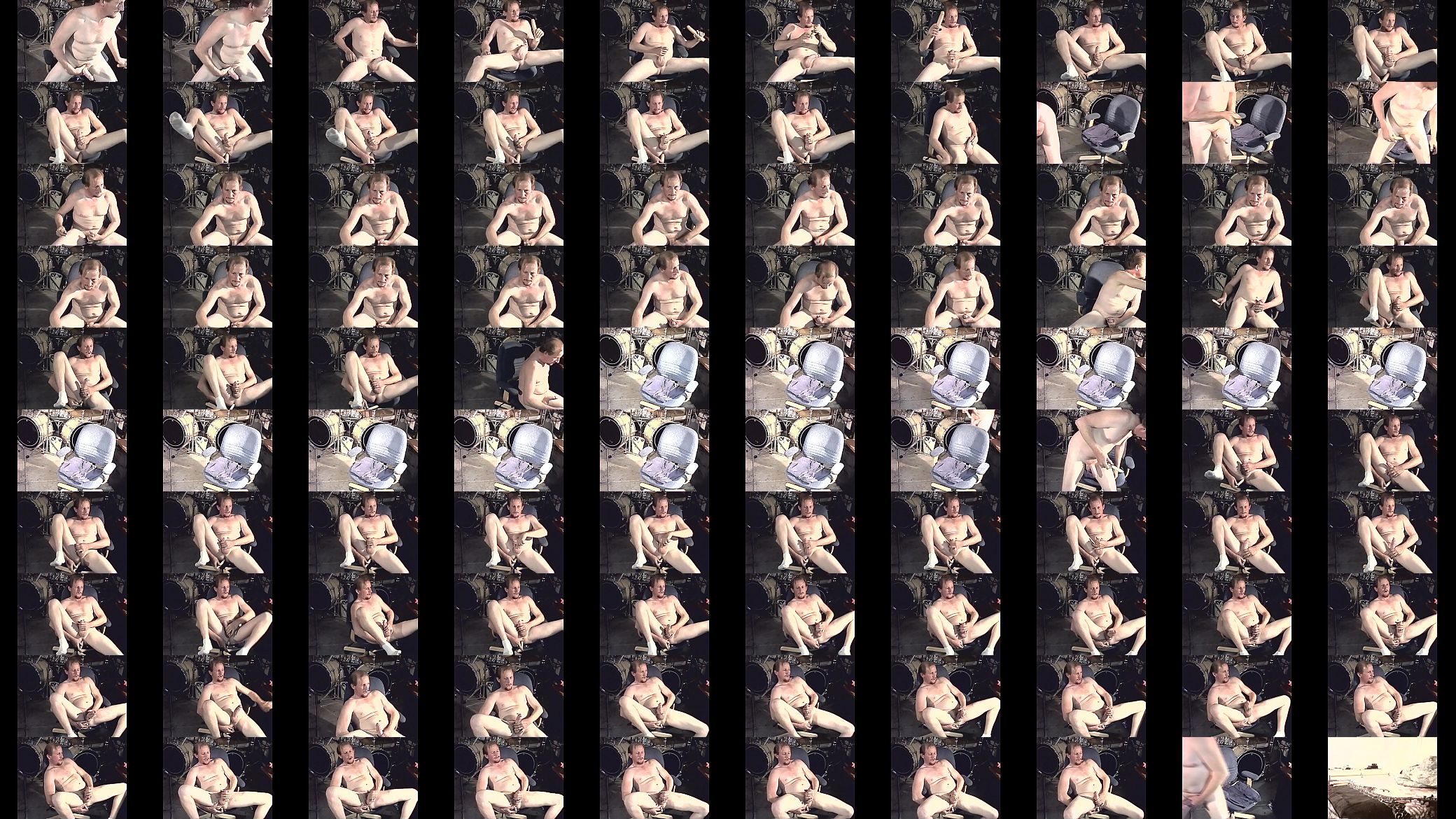 masturbating while watching porn 预览图