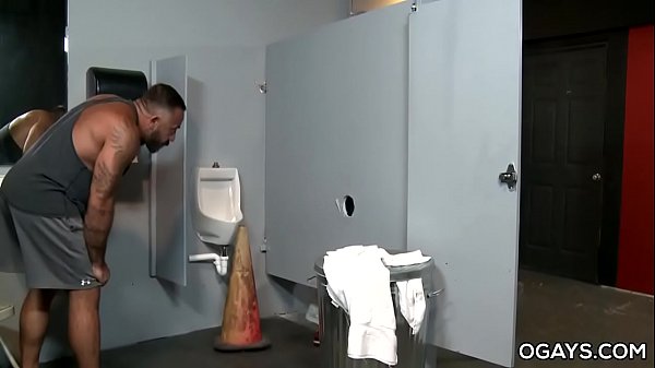 Download Video - Gym Gloryhole - Alessio Romero&comma; Brian Bonds